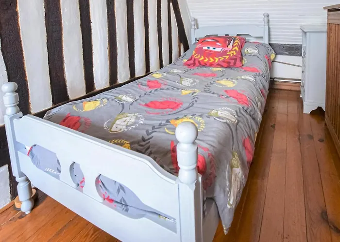 2 Bedroom Lovely In Holiday home